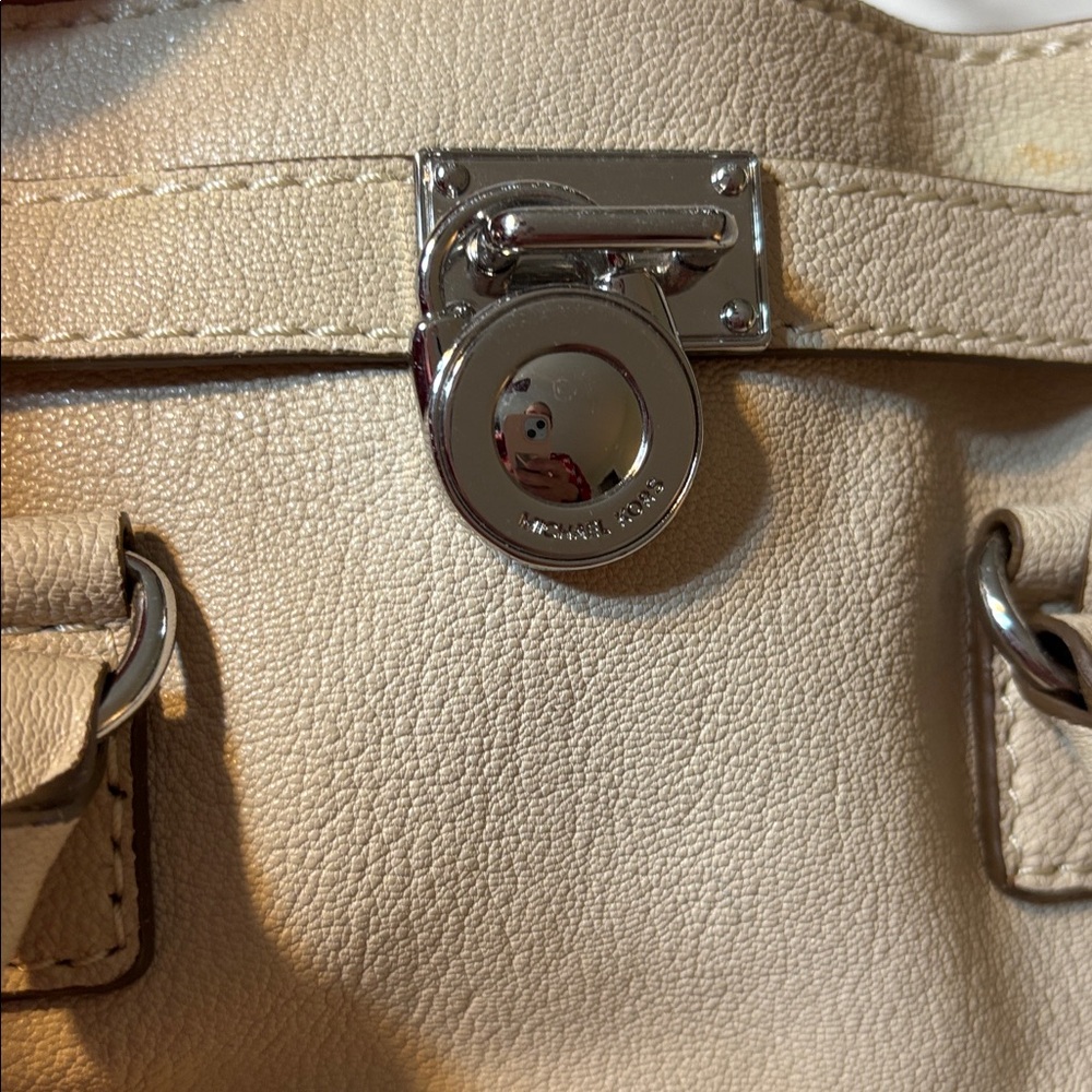 Michael Kors Hamilton satchel handbag in off-white. 
Taupe Leather Small New - Picture 5 of 9